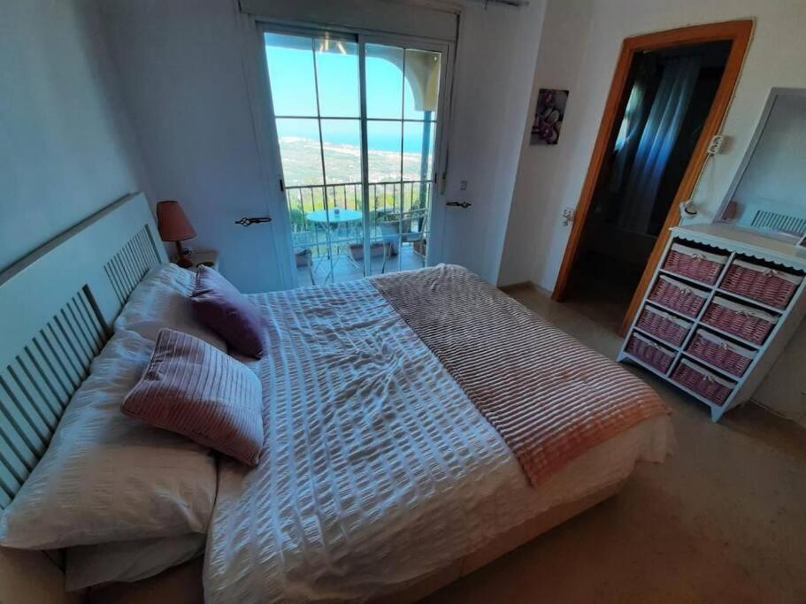 3 Bedroom Home With Amazing Views & Outdoor Spaces Манилва Екстериор снимка