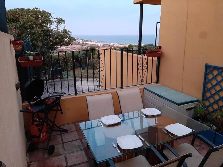 3 Bedroom Home With Amazing Views & Outdoor Spaces Манилва Екстериор снимка